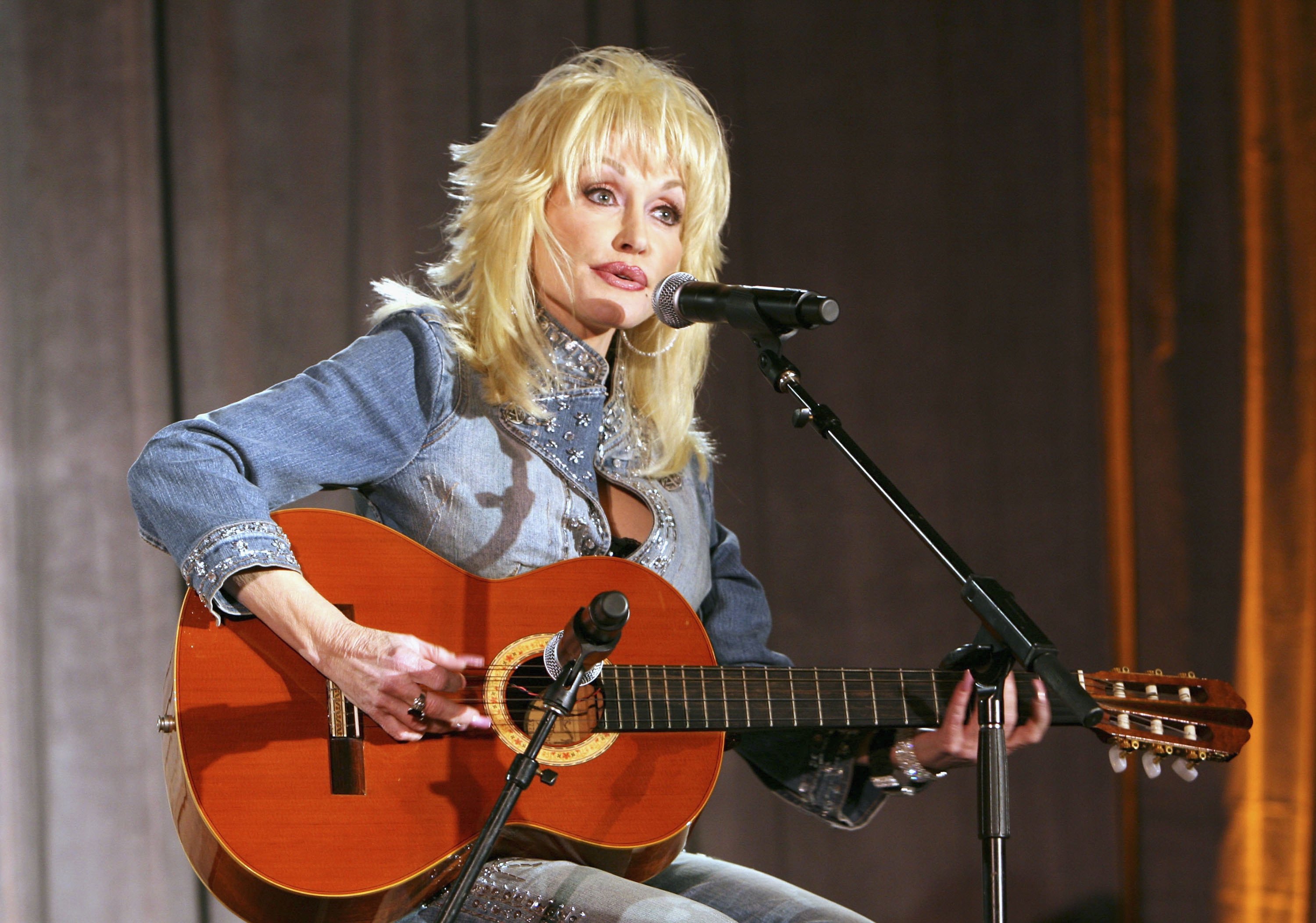 Dolly Rebecca Parton föddes 1946 i Tennessee och är en låtskrivare och countrysångerska som skrivit över 3000 låtar. Hon debuterade redan som 13-åring med "Puppy Love" men fick sitt stora genombrott med "Jolene" 1973.