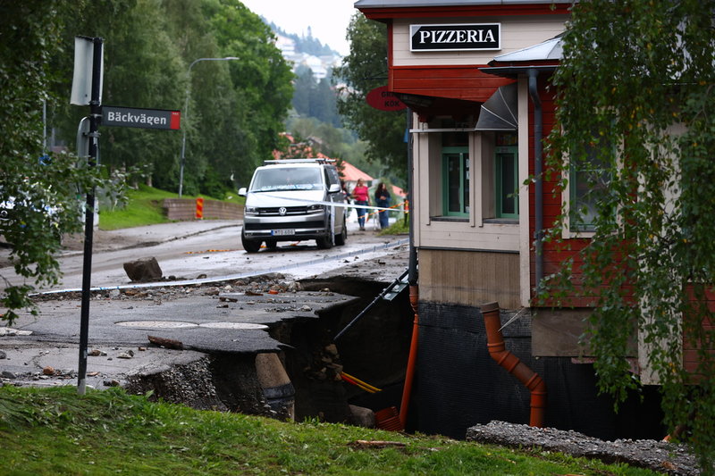 När Susabäcken svämmade över i Åre i slutet av sommaren 2023 forsade stora mängder vatten genom orten och förstörde både vägar och trängde in i fastigheter. Arkivbild.