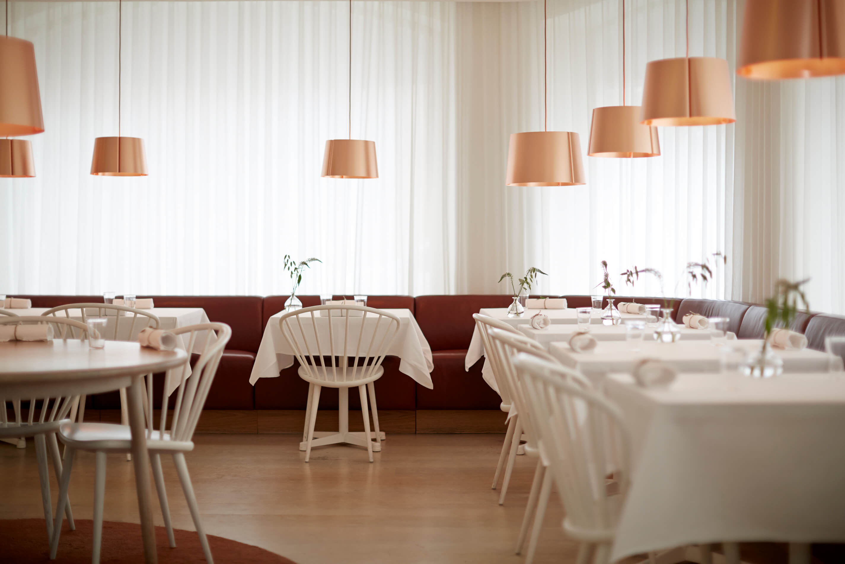 Restaurangen har en avskalad inredning med 24 platser samt en bakficka som heter "Speceriet". Restaurangen har en avskalad inredning med 24 platser samt en bakficka som heter "Speceriet".