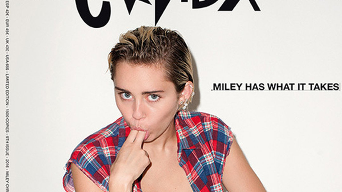 Miley flashar brösten. 