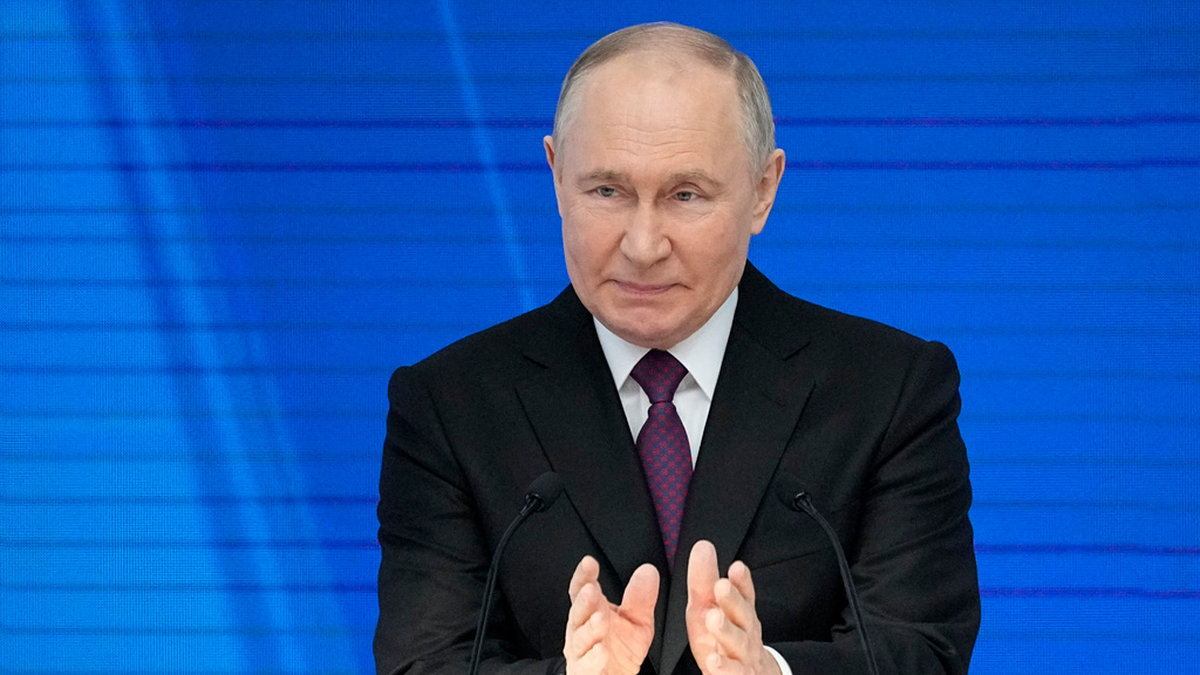 Rysslands president Vladimir Putin gestikulerar under sitt linjetal.