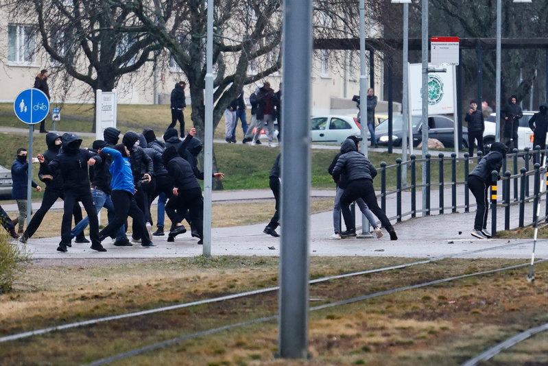 Stenkastning i stadsdelen Navestad i Norrköping på torsdagskvällen. Oroligheterna började när högerextremisten Rasmus Paludan skulle hålla en allmän sammankomst.