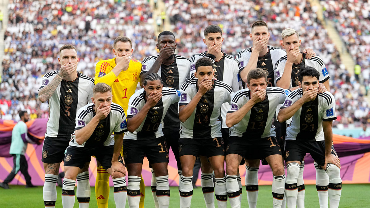 De tyska spelarna höll för sina munnar under lagfotot inför VM-premiären mot Japan.