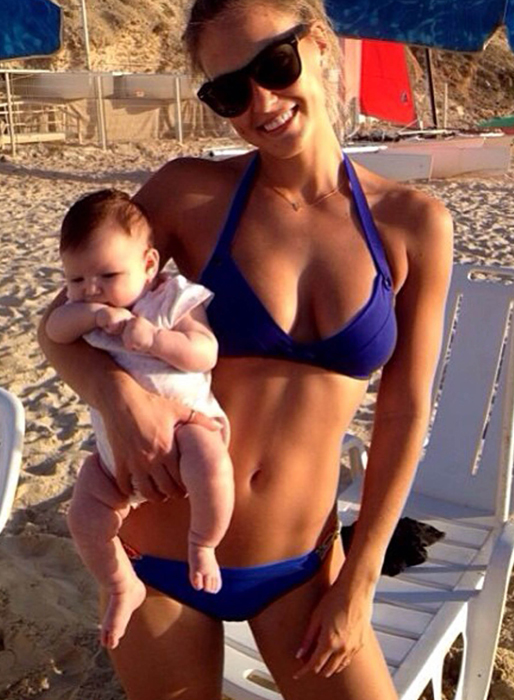 Bar Refaeli är barnvakt. Bar Refaeli är barnvakt.