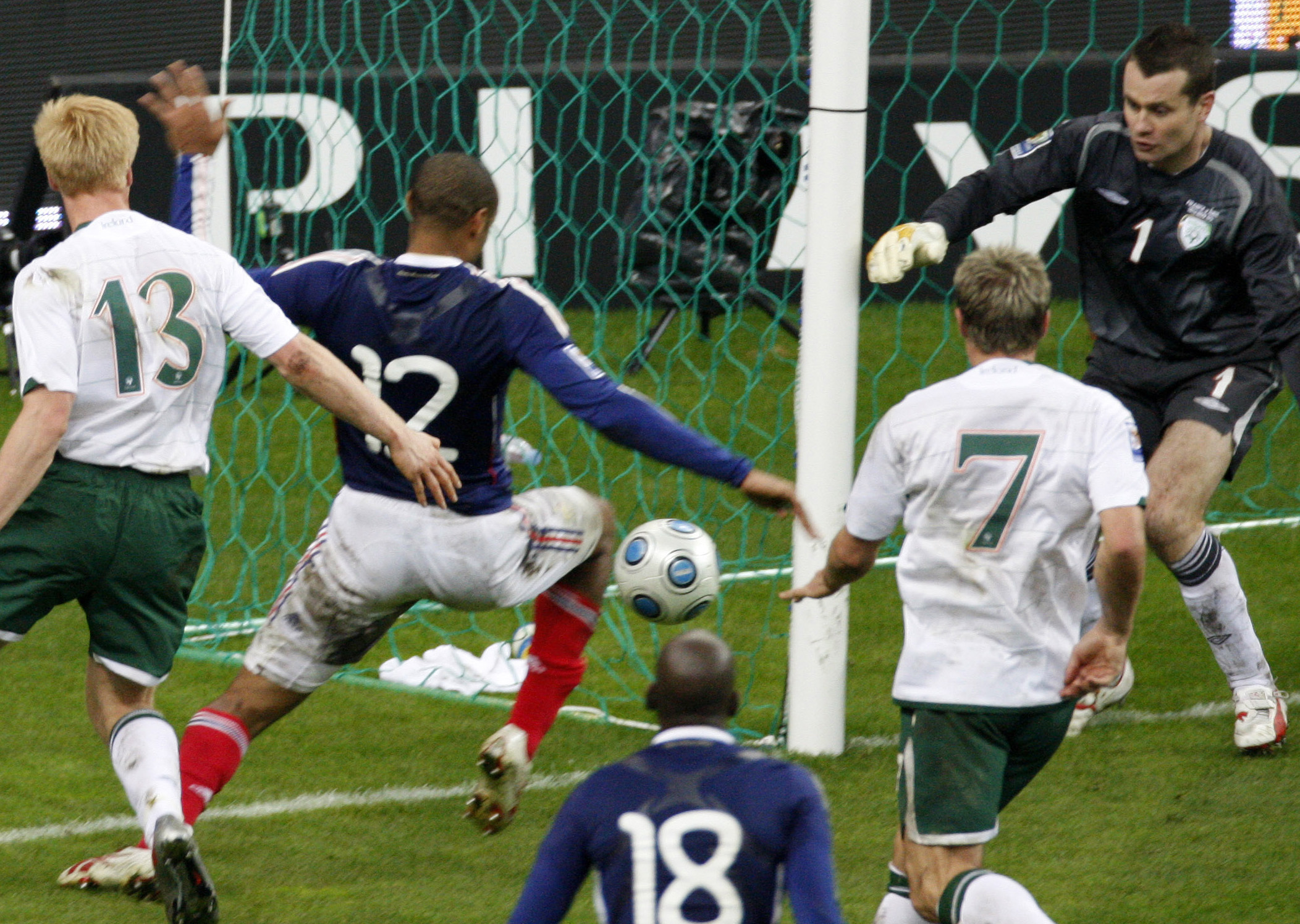 Thierry Henrys ökända handssituation som satte stopp för Martin Hanssons aktiva deltagande i VM-slutspelet i Sydafrika.