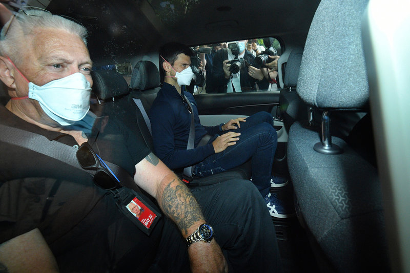 Novak Djokovic lämnade på söndagsmorgonen, lokal tid, förvaret för att åka till sina advokaters kontor, varifrån han deltog i domstolsförhandlingen via länk.