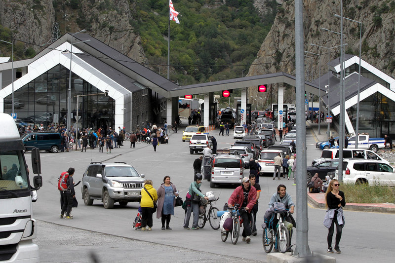 Migranter, de flesta ryssar, på väg över gränsen in i Georgien. Arkivbild.