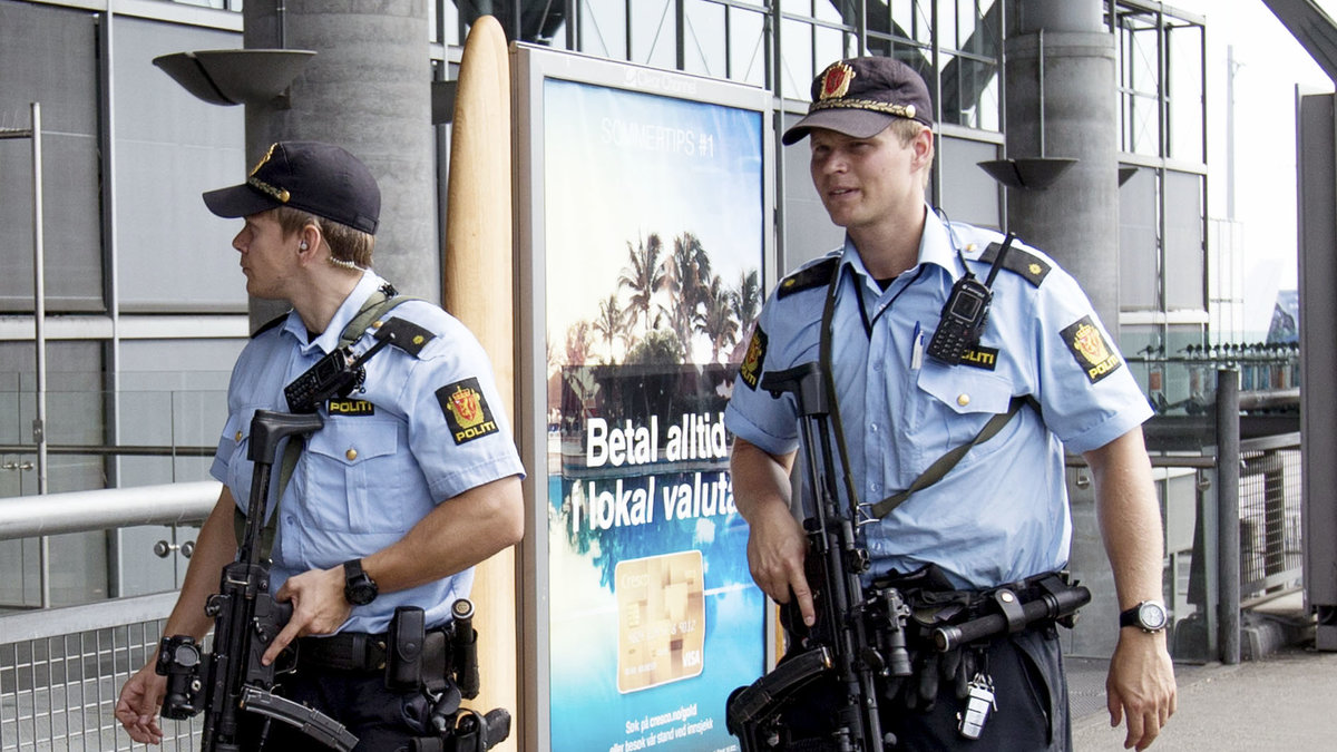 Tungt beväpnade poliser utanför flygplatsen Gardemoen.