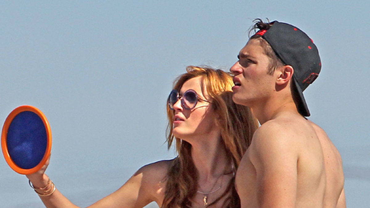 Bella Thorne och hennes pojkvän Gregg Sulkin lattjar på stranden.