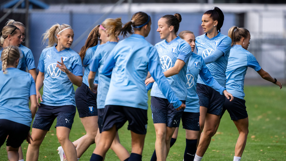 Malmö FF:s damlag under en träning inför säsongen. MFF fick en jobbig start på elitettan, efter 0–4 i premiären mot Umeå.