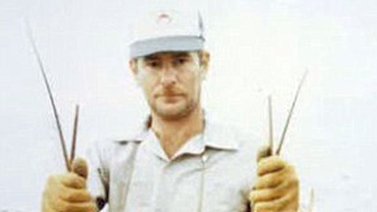 Richard stal fiskaren  Terry Symanskys identitet.