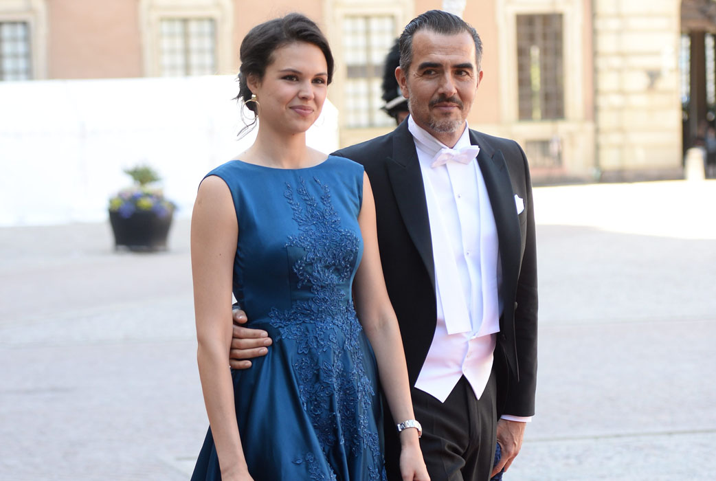 Freja Kjellberg Borchies och skådespelaren Rafael Edholm anländer till Slottskyrkan. 
