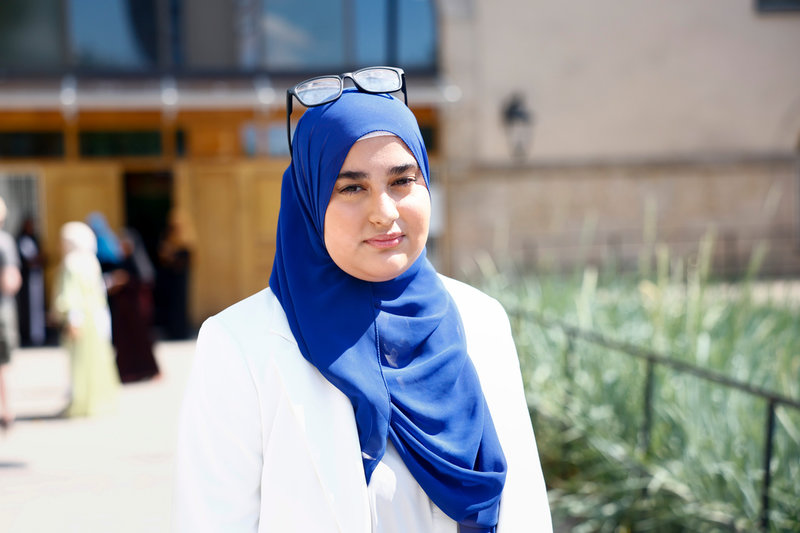 Maria Sara Bouabid utanför Stockholms moské.
