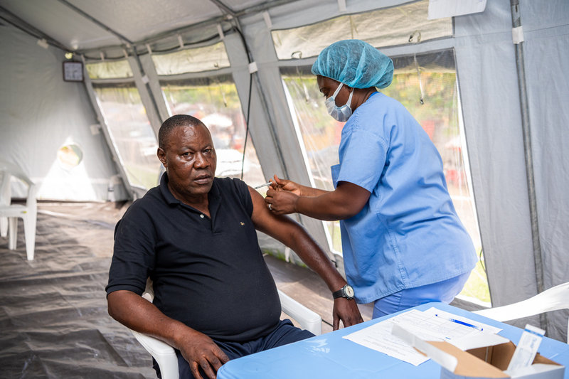 Ndombe Kipula, 52, vaccineras mot covid-19 i början av vaccinkampanjen i april.