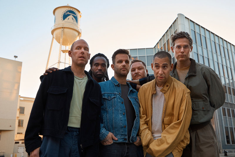 Evan Smith, Zem Audu, Mikey Freedom Hart, Sean Hutchinson, Jack Antonoff och Michael Riddleberger är medlemmarna i Bleachers, som i höst kommer till Sverige första gången. Pressbild.