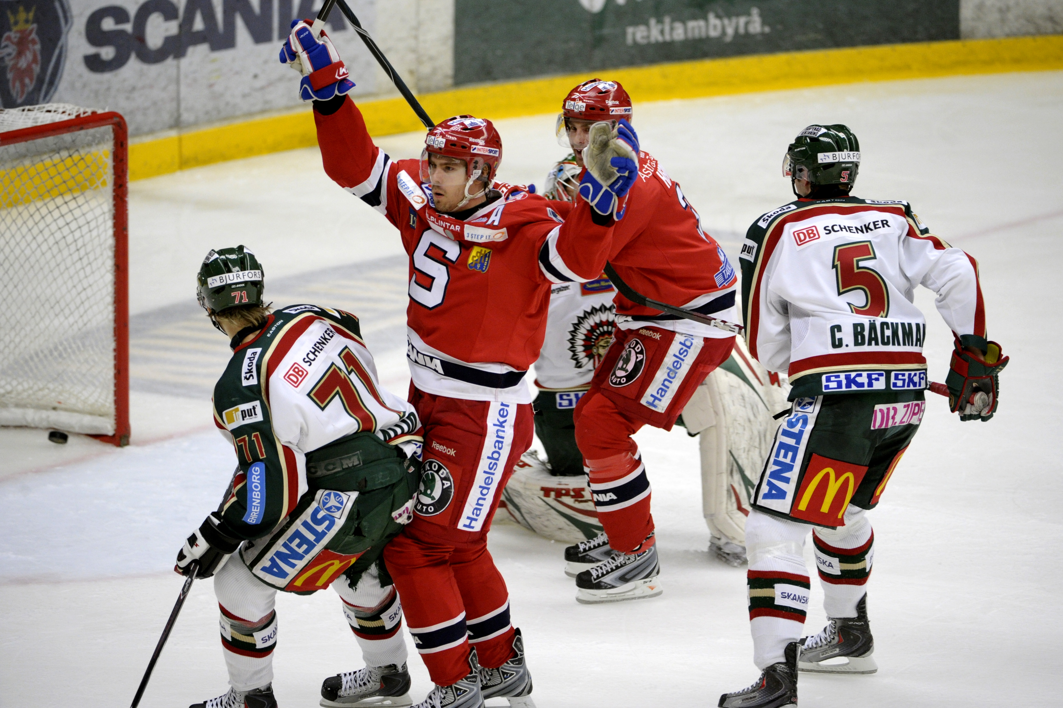 Linus Videll gör 1-0 till SSK i första perioden i tisdagskvällens elitseriematch i ishockey mellan Södertälje SK och Frölunda HC i AXA Sports Center i Södertälje. Linus Videll gör 1-0 till SSK i första perioden i tisdagskvällens elitseriematch i ishockey mellan Södertälje SK och Frölunda HC i AXA Sports Center i Södertälje.