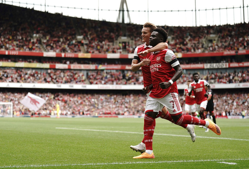 Norges landslagskapten Martin Ödegaard (vänster), ny lagkapten även i Arsenal, firar ett mål tillsammans med lagkamraten Bukayo Saka i Emirates Cup-finalen mot Sevilla den 30 juli 2022.