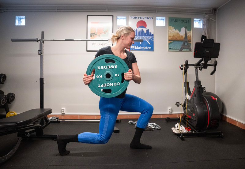Sarah Sjöström i sitt hemmagym när träningen nu skruvas upp.