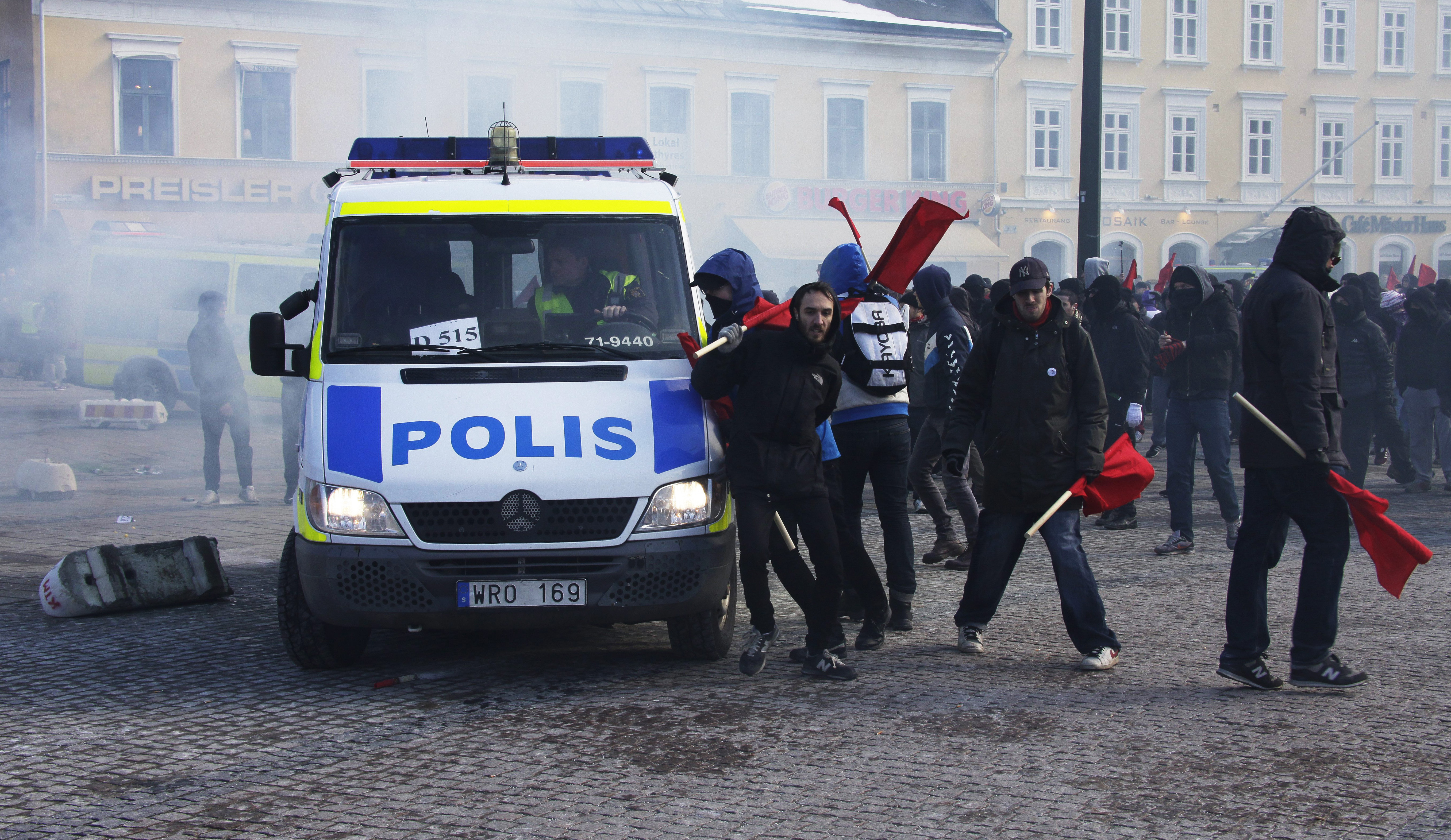 Flera personer frihetsberövades. Flera personer frihetsberövades.
