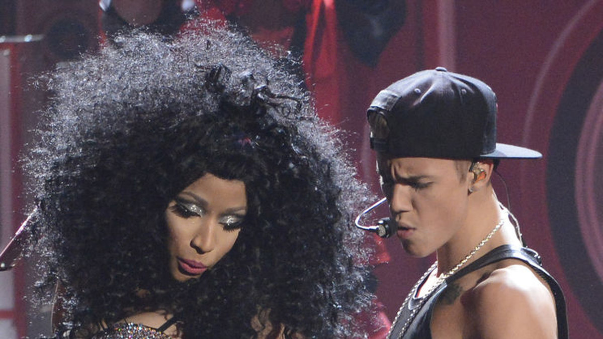 Nicki Minaj och Justin Bieber tillsammans på scen 2012. 