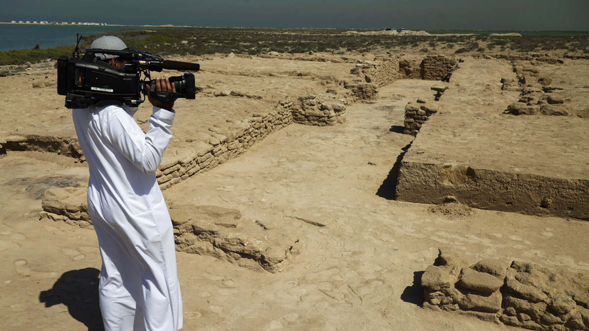 En journalist filmar ruinerna på 'Kina-ön' i Umm al-Quwain, där arkeologer säger att de har hittat den äldsta pärlstaden i Persiska viken hittills.
