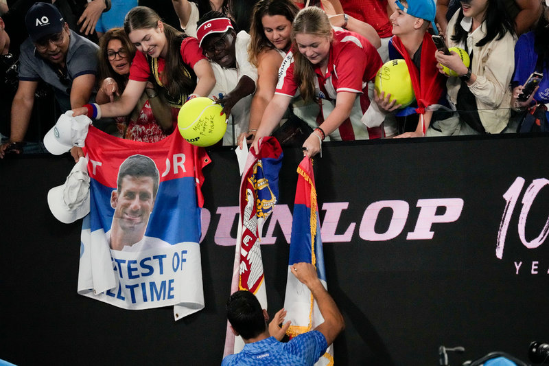 Novak Djokovic skriver autografer till serbiska fans.