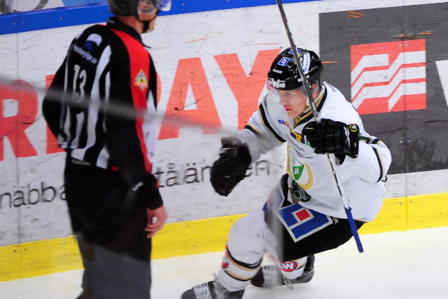 Här firar Mikael Johansson sitt mål. Här firar Mikael Johansson sitt mål.