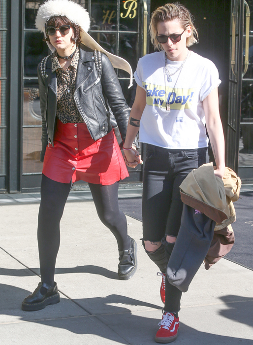 Kristen Stewart och flickvännen Soko i New York. Kristen Stewart och flickvännen Soko i New York.