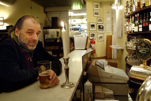 Skådespelaren Örjan Ramberg dricker en öl.