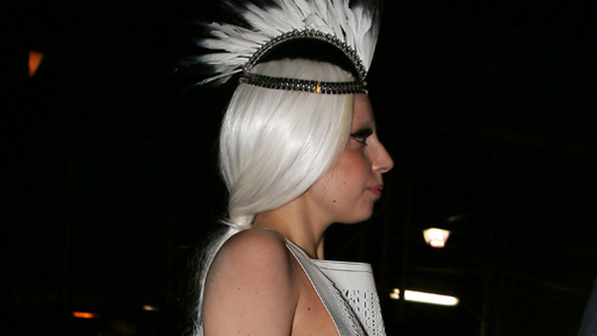 Lady Gaga i vit indianklänning.