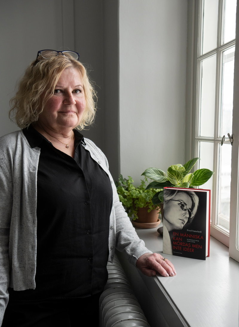 'Jag har aldrig varit medlem i partiet. Jag känner mig som den eviga iakttagaren. Det finns mycket som jag tycker är plågsamt, när man ser på synen på migrationen och synen på brott och straff, synen på miljöfrågan just nu också. Vad håller de på med? Det här med kärnavfallet har jag jättesvårt att ta', säger Eva Franchell.