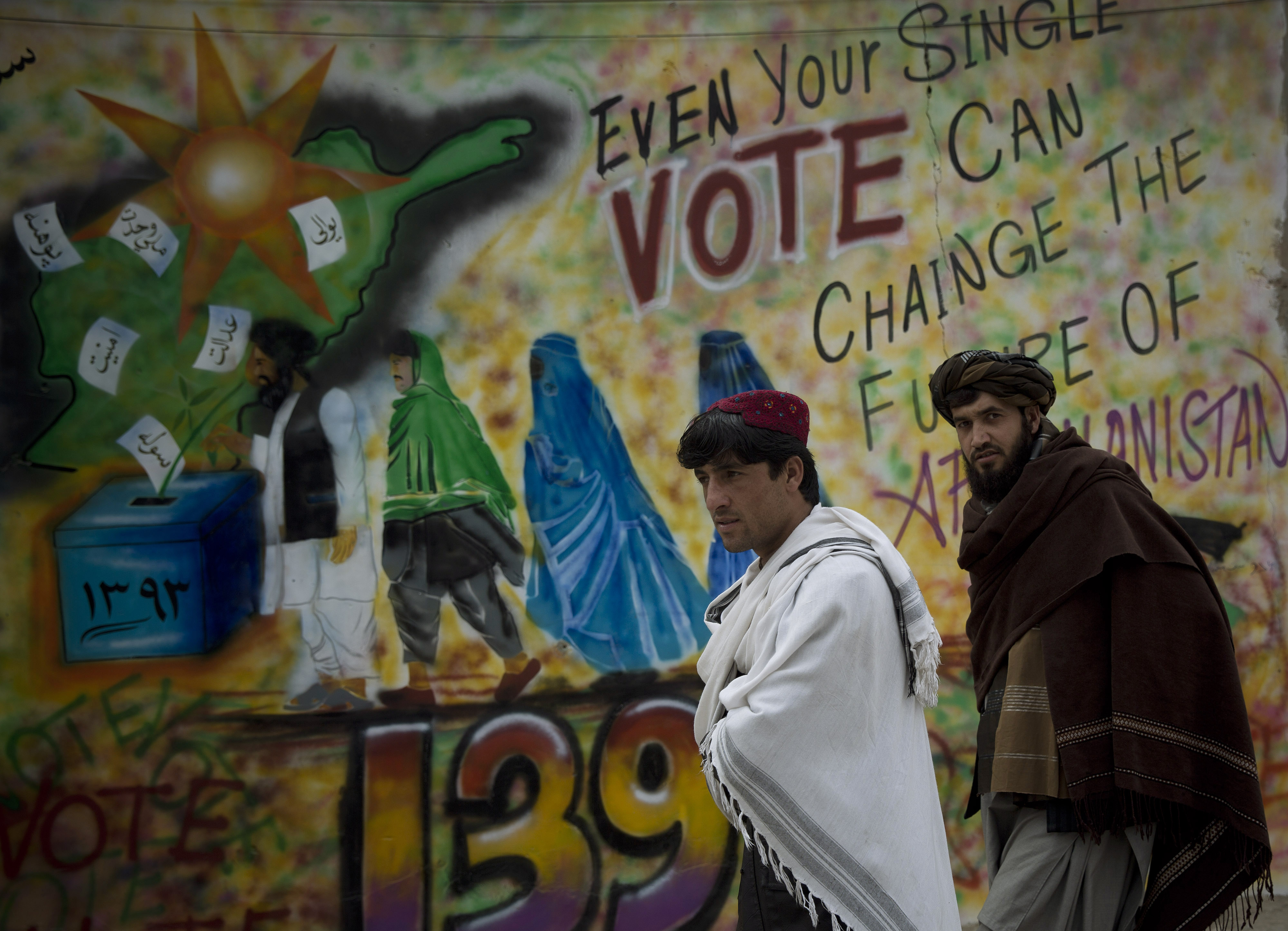 I april hölls det första demokratiska presidentvalet i Afghanistans historia. Hurra! I april hölls det första demokratiska presidentvalet i Afghanistans historia. Hurra!