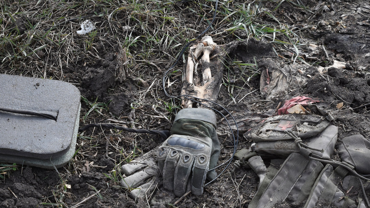 En arm från en rysk soldat på marken i regionen Zaporizjzja i mars.