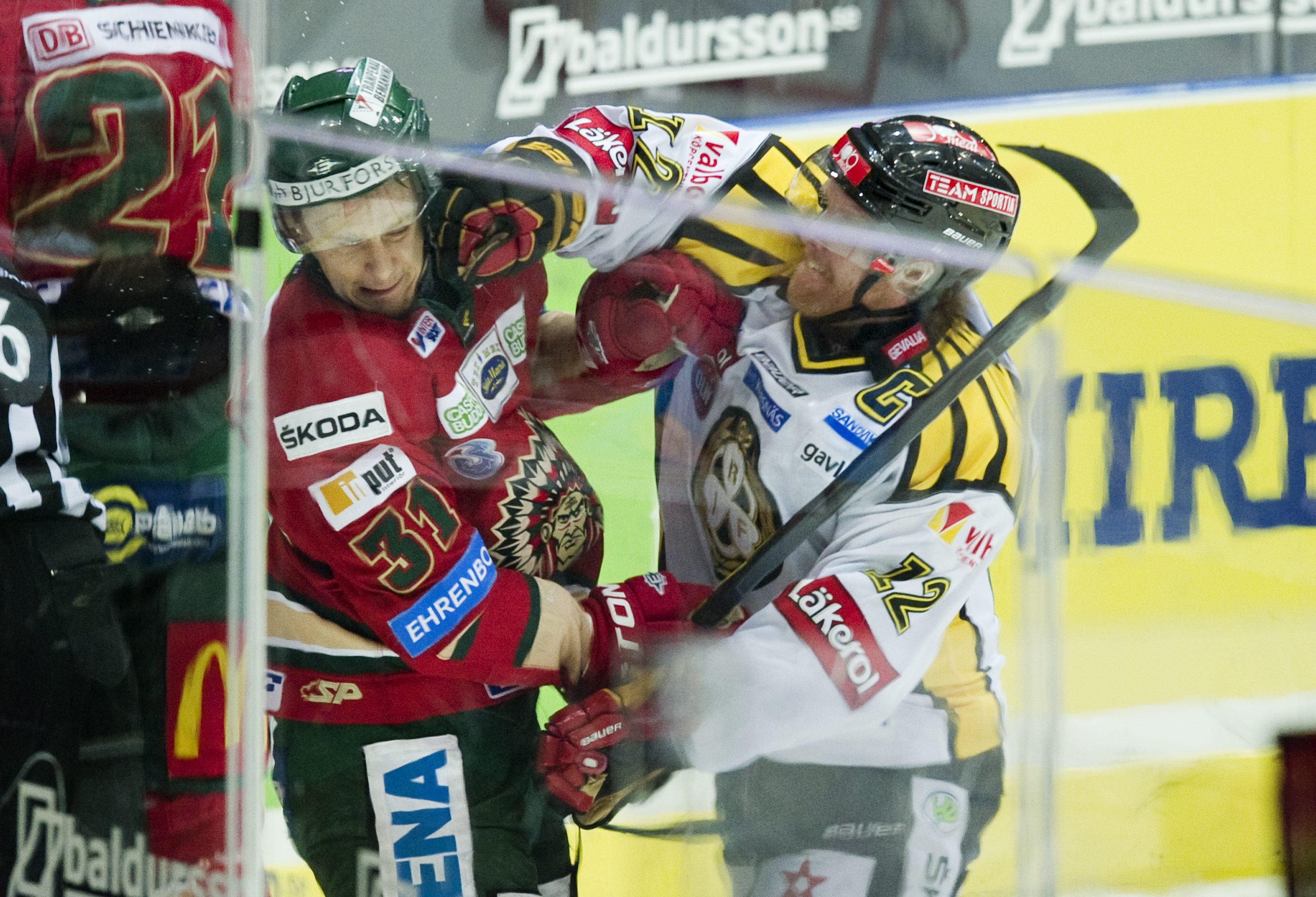 Andreas Dackell bestämde sig för att lägga av med hockeyn mitt under slutspelet. Här är hans sista framträdande – ett slagsmål i kvartsfinalen mot Frölunda.
