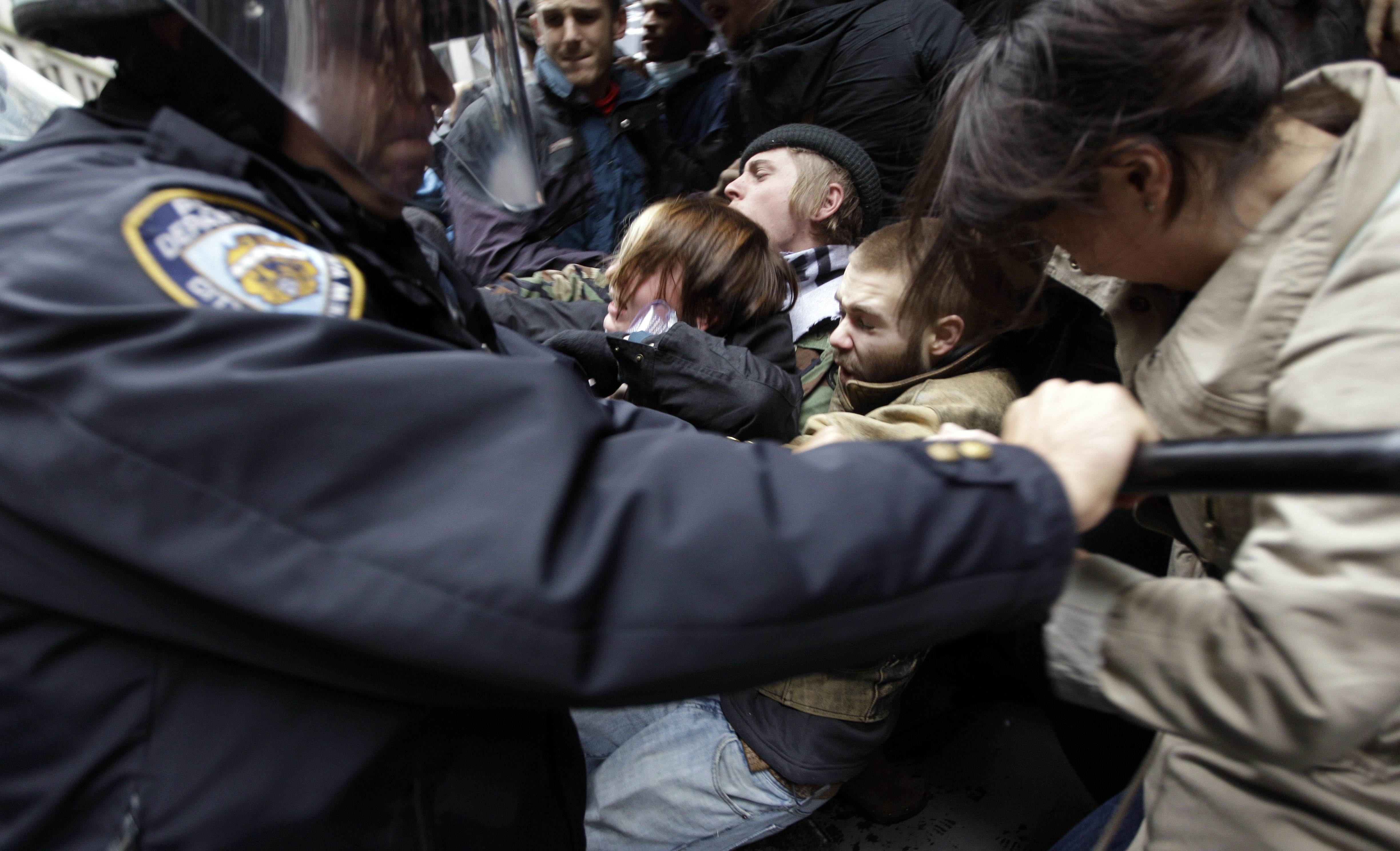 Polisen tillbakavisar demonstranter anslutna till Occupy rörelsen i New York.