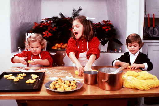 1984 julbakar Victoria tillsammans med sina syskon. 1984 julbakar Victoria tillsammans med sina syskon.