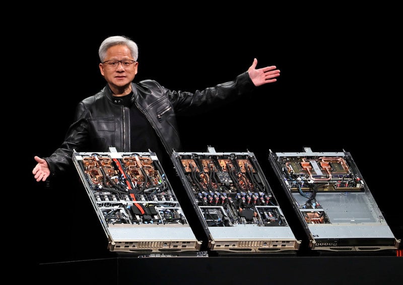 Kanske bidrar beskedet att halvledarbjässen Nvidia med vd Jensen Huang (bilden) i spetsen återigen får sälja avancerade AI-chip till Kina till bättre stämning.