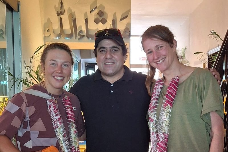 Laura Dahlmeier, till vänster, tillsammans med klättringspartnern Marina Eva och tourchefen Muhammad Iqbal Shigri på en bild som delats via Dahlmeiers team, daterad 29 juni.