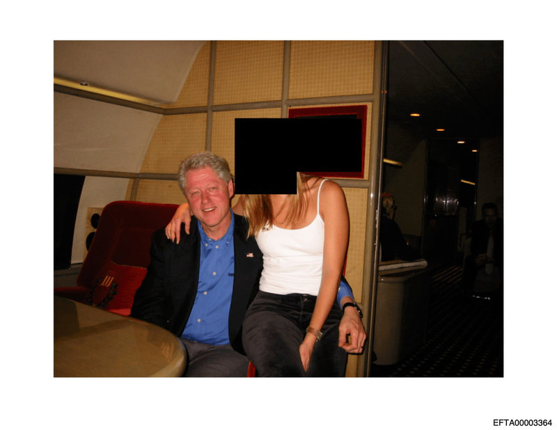 Bill Clinton förekommer på bild med olika kvinnor i Epstein-dokumenten.