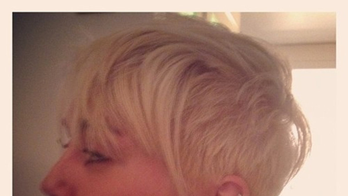 Miley Cyrus i ljusa hårtestar. 