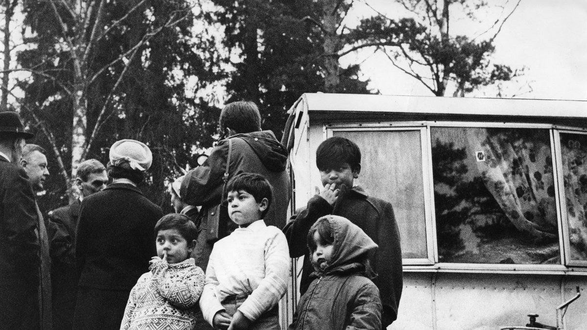 Den romska familjen Kvick står utanför sin sex kvadratmeter lilla husvagn, i Flaten utanför Stockholm 9:e november 1967. 