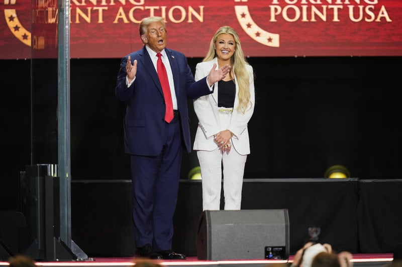 Donald Trump och Erika Kirk. Foto: John Locher/AP/TT