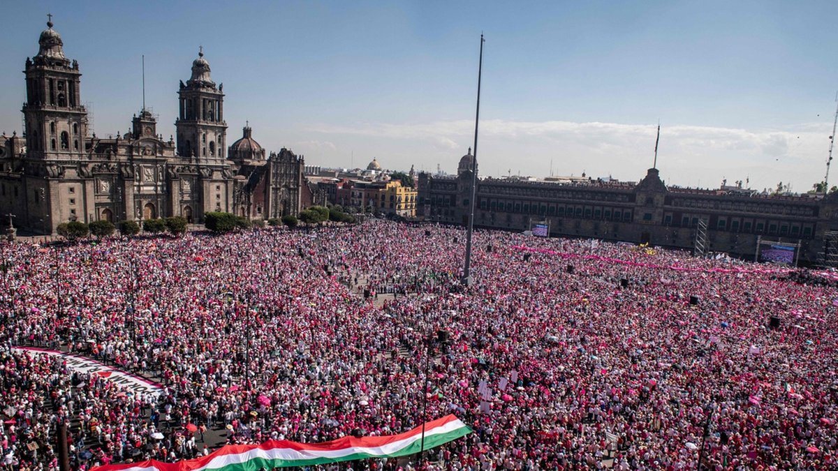 Mexico Citys huvudtorg El Zócalo fylldes av personer som protesterade mot ändringar i vallagen på söndagen.