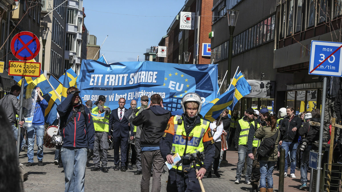 Nazistiska Svenskarnas Parti demonstrerade på första maj 2014. 