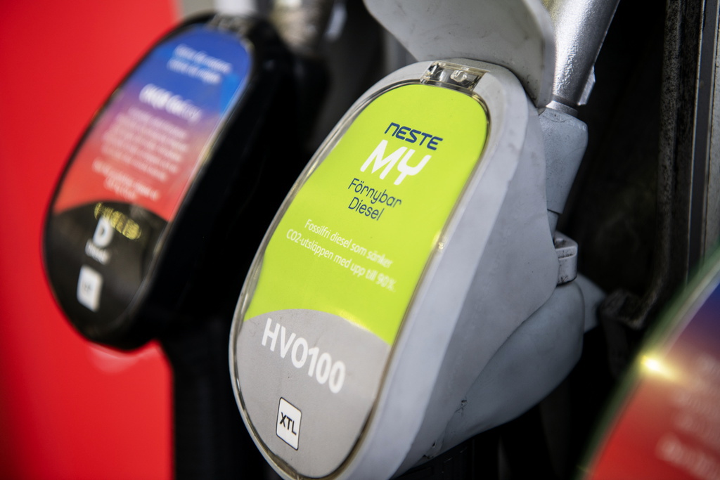 Biodrivmedel som HVO100 är betydligt dyrare än vanlig diesel och fungerar bara i vissa bilmotorer. Arkivbild