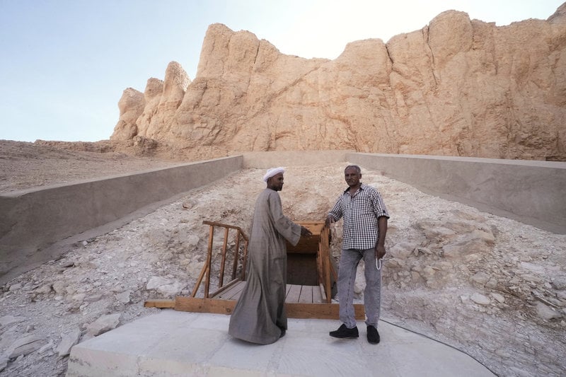Två män på vakt utanför Amenhotep III:s gravkammare i Konungarnas dal i södra Egypten.