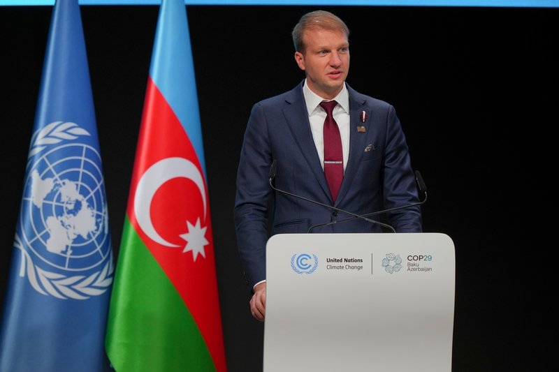 Kaspars Melnis när han höll tal vid förra årets klimattoppmöte i Baku i Azerbajdzjan. 