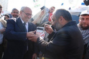 Turkiska propalestinska organisationen IHH:s ordförande, Bolant Yilderim, ger Ahmed al Kurd, en Hamasledare i Gaza, nyckeln till en av konvojerna.
