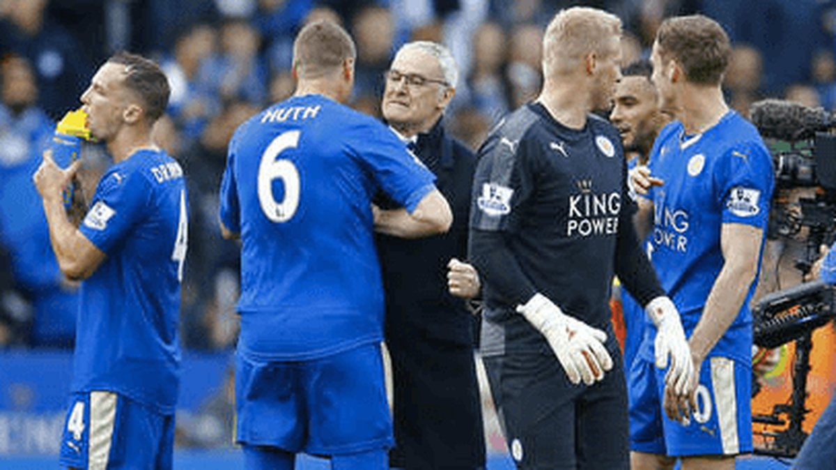 Claudio Ranieri firar en seger med spelarna.