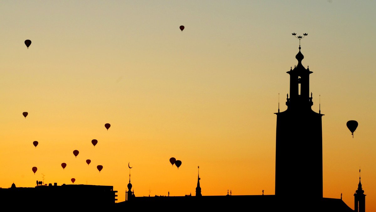 Uppe i en luftballong? Kanske över Stockholm, eller varför inte över Milano. Bara ni två uppe i luften på rosa moln. 
